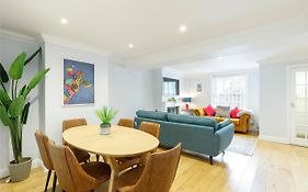 Beautiful Central 3-Bed W/Roof Terrace & Parking